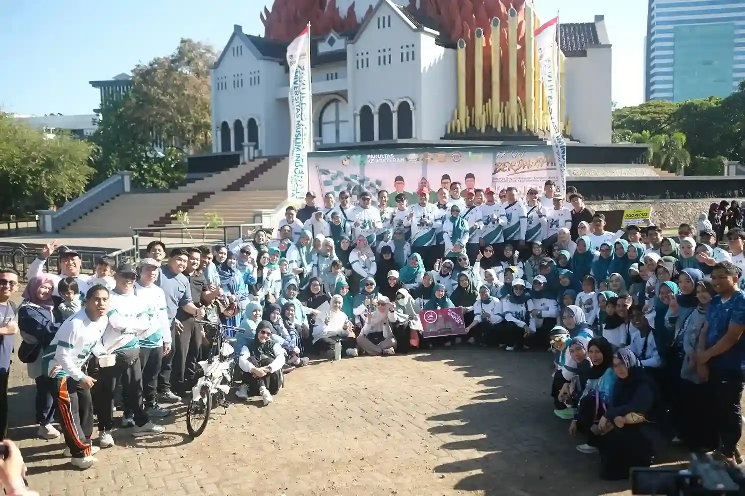 Milad ke-34 FK UMI Semarak dengan Jalan Santai, Senam Sehat, dan Edukasi Kesehatan Masyarakat